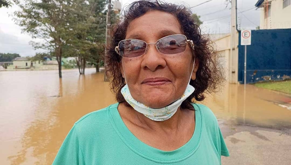 Acostumada com cheias do rio Acre, aposentada que mora na Base não quer sair do bairro: “É perto de tudo”